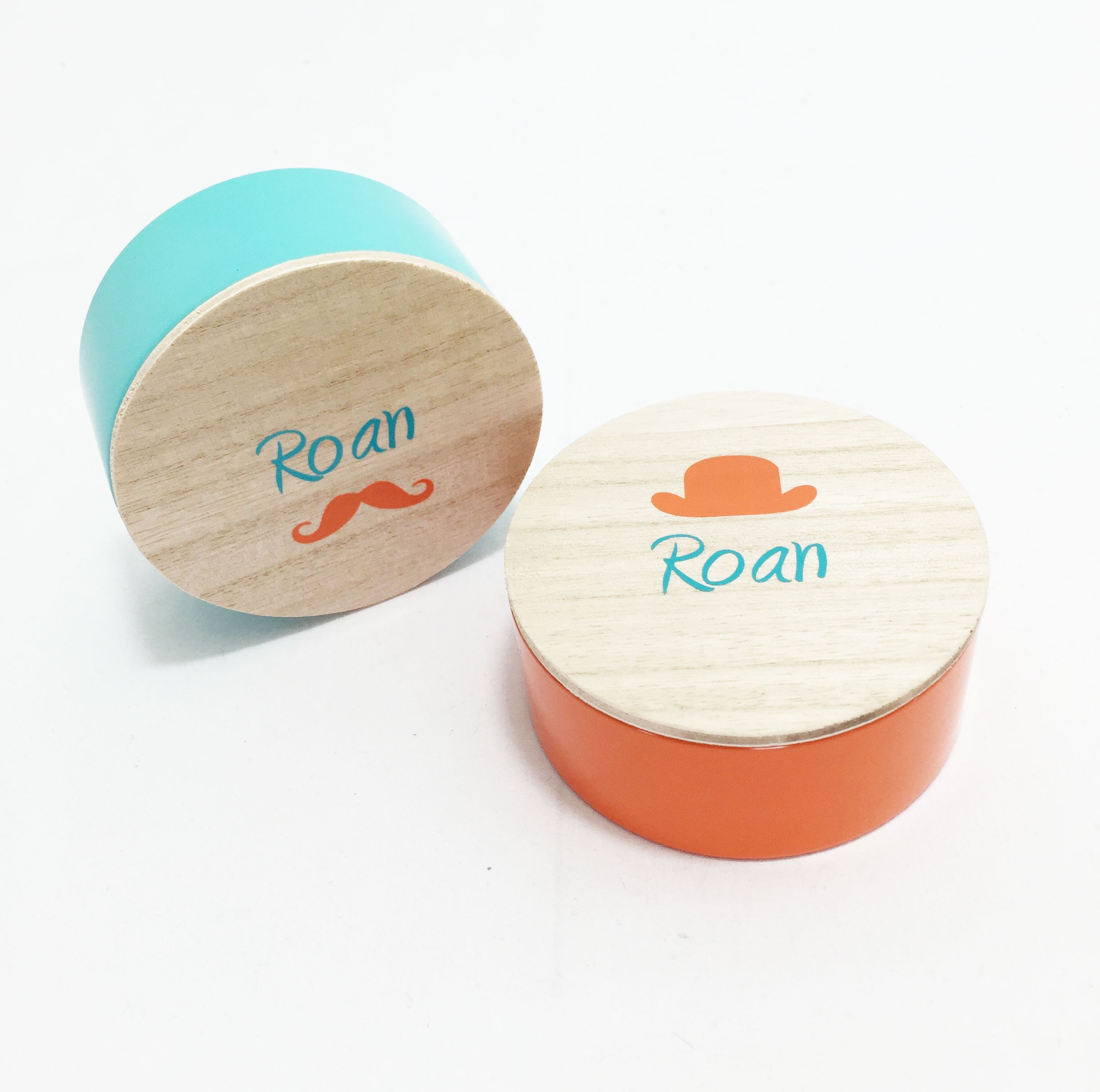 Rond metalen blikje met houten dekseltje