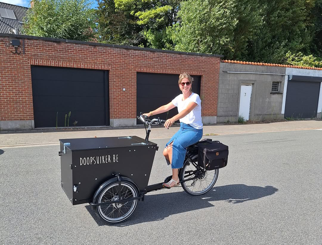 Liesje van Doopsuiker.be met de bakfiets op weg met de pakjes naar het postkantoor