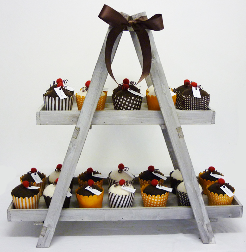 Houten pyramide met cupcakes